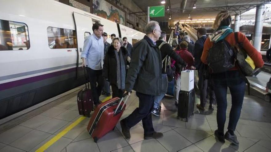 Viajeros acceden a un AVE en la estación de Castelló.