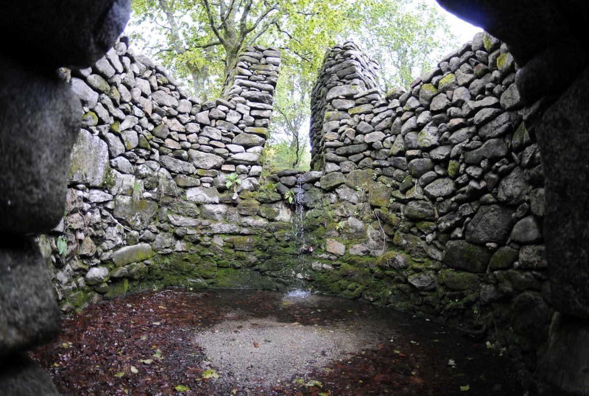 El antiguo foxo de Viascón, en Cotobade, que salió a la luz tras una limpieza en el monte.