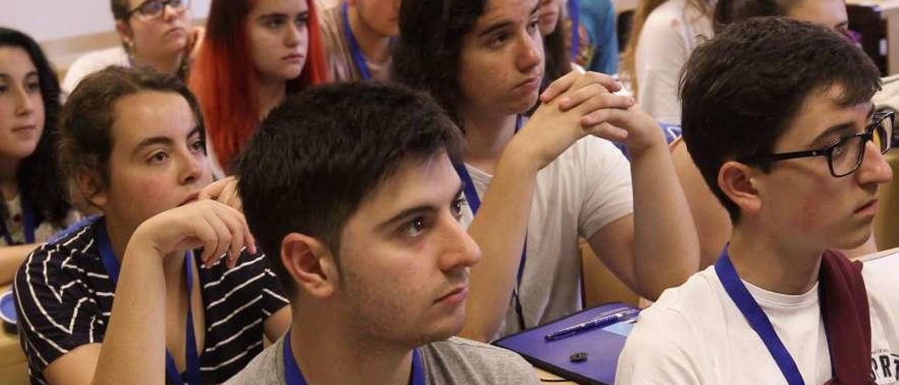 Salvador Beato, con los alumnos del Campus de Humanidades.