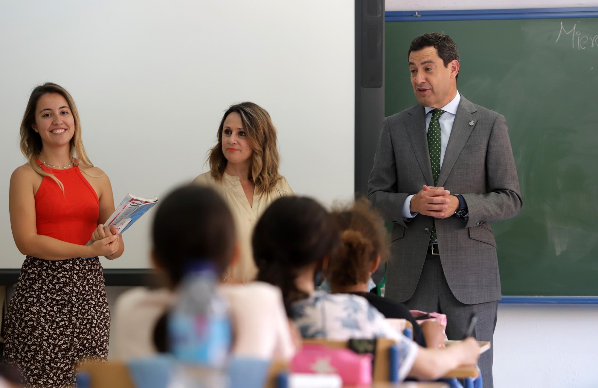 Juanma Moreno, durante la visita a su antiguo colegio, el Giner de los Ríos de Málaga.