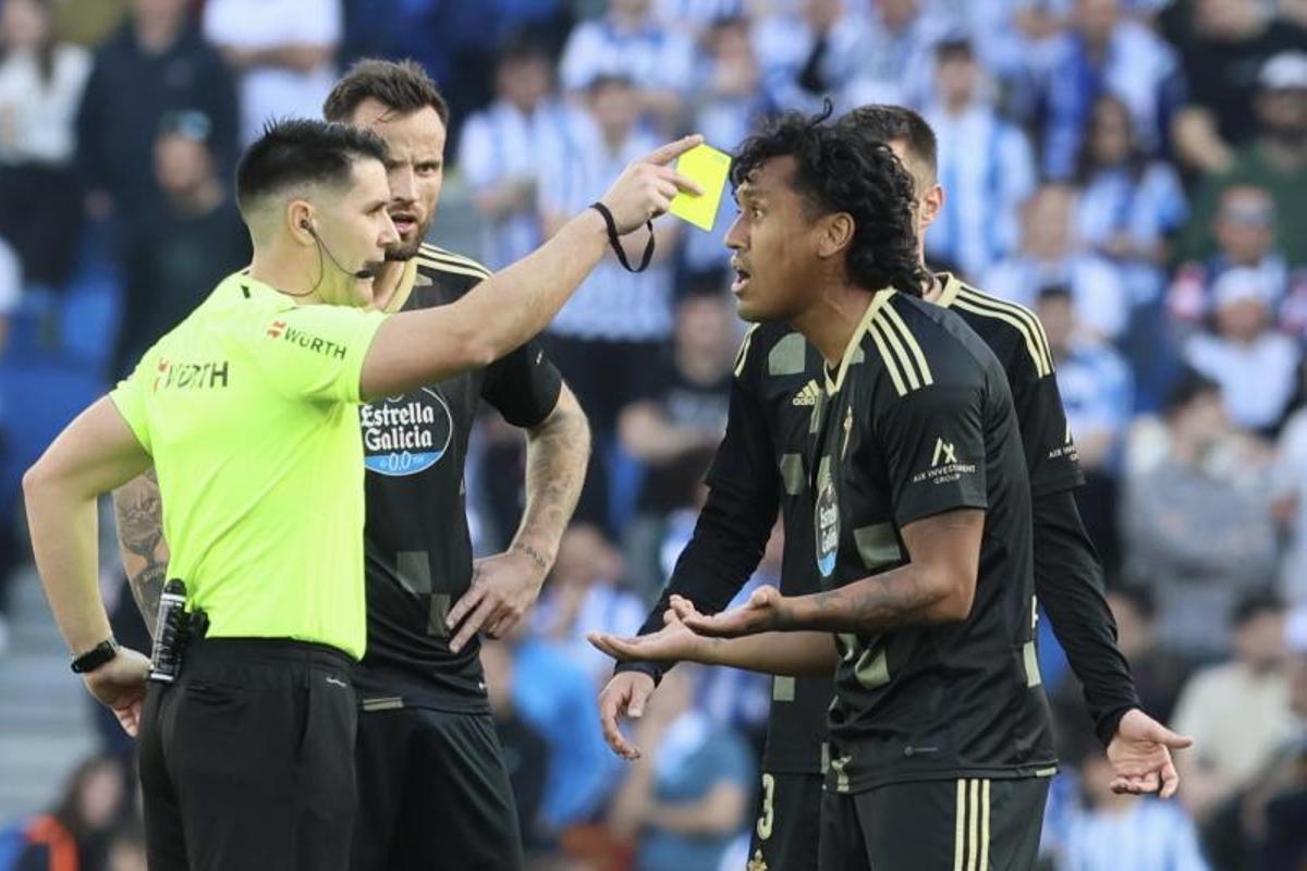 Ortiz Arias indica a Renato Tapia que abandone el campo