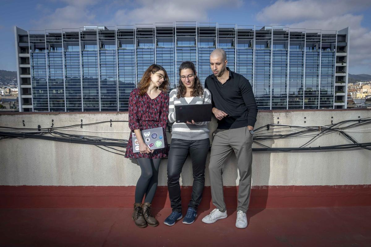 Ana García del Molino, Núria Folguera y Francesc Muyas, tres talentos barceloneses de Astrazeneca con el edificio Estel como marco