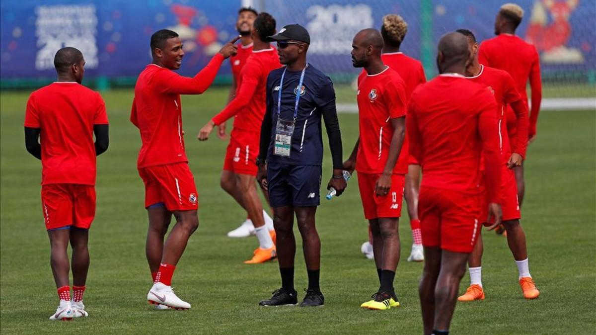 Dely Valdés visitó el último entrenamiento de la selección canalera
