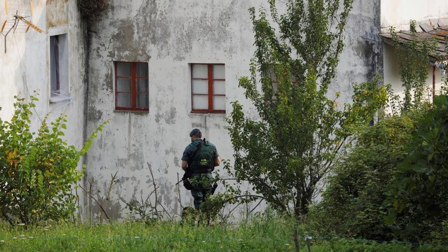 Efectivo de la Guardia Civil, durante el operativo en Viveiro. // EFE / Eliseo Trigo