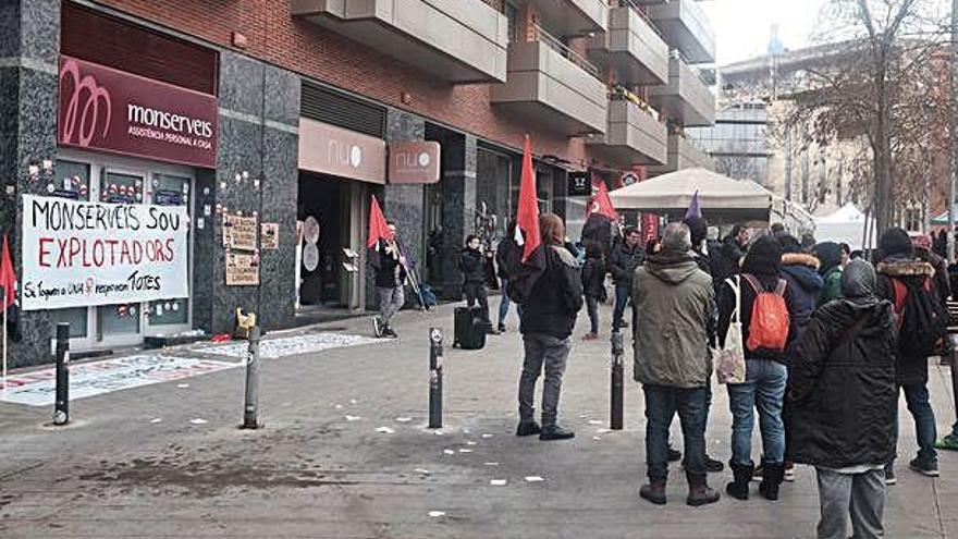 Protesta davant la seu de Monserveis a Manresa, aquest febrer