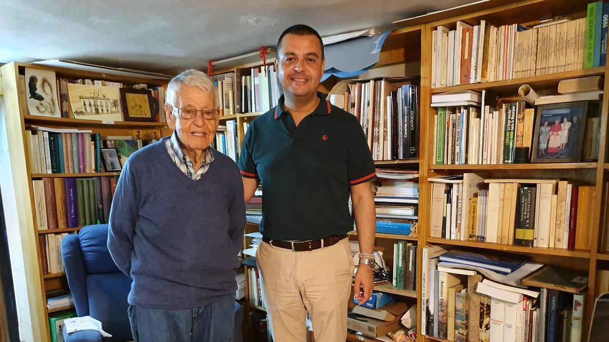 Pedro González Sosa, en una imagen reciente junto al alcalde Pedro Rodríguez
