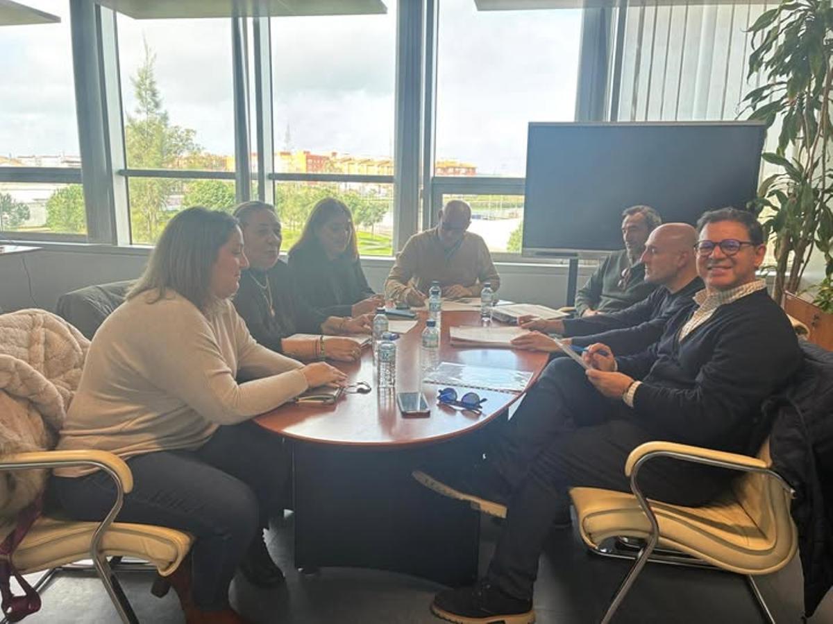 Reunión ante la situación del CEIP Armando Barbosa en Cabezuela del Valle.