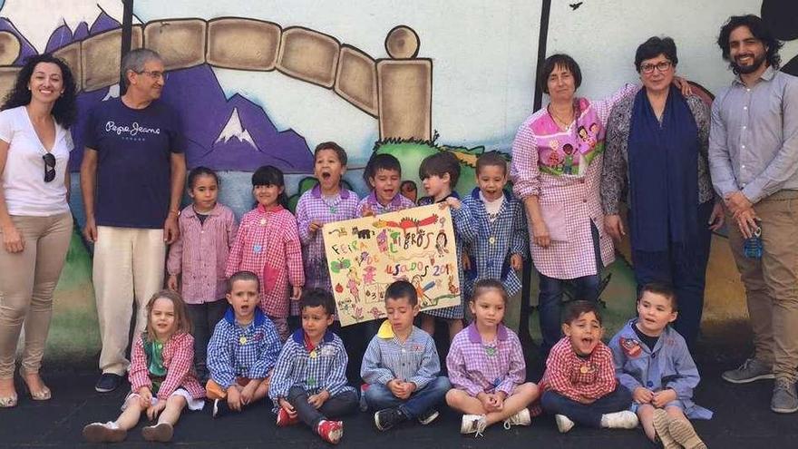 El alumnado de Infantil del colegio O Grupo con el cartel de la feria. // S.A.