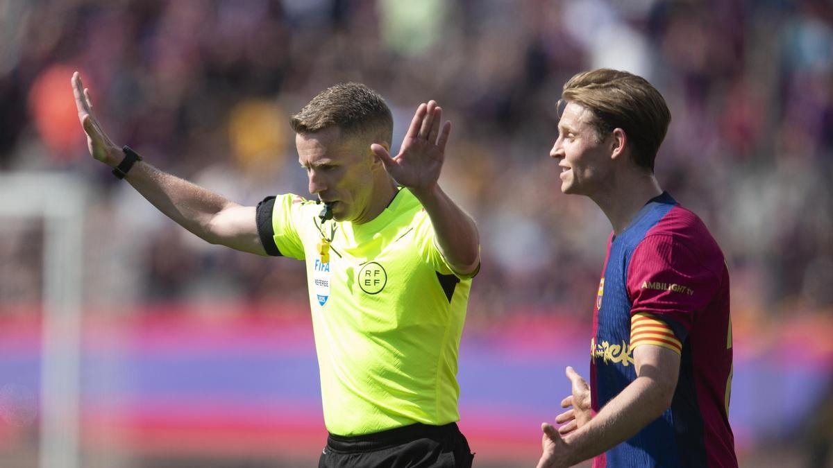 Frenkie de Jong se queja al colegiado canario Hernández Hernández durante el clásico Barça-Madrid en Montjuïc.