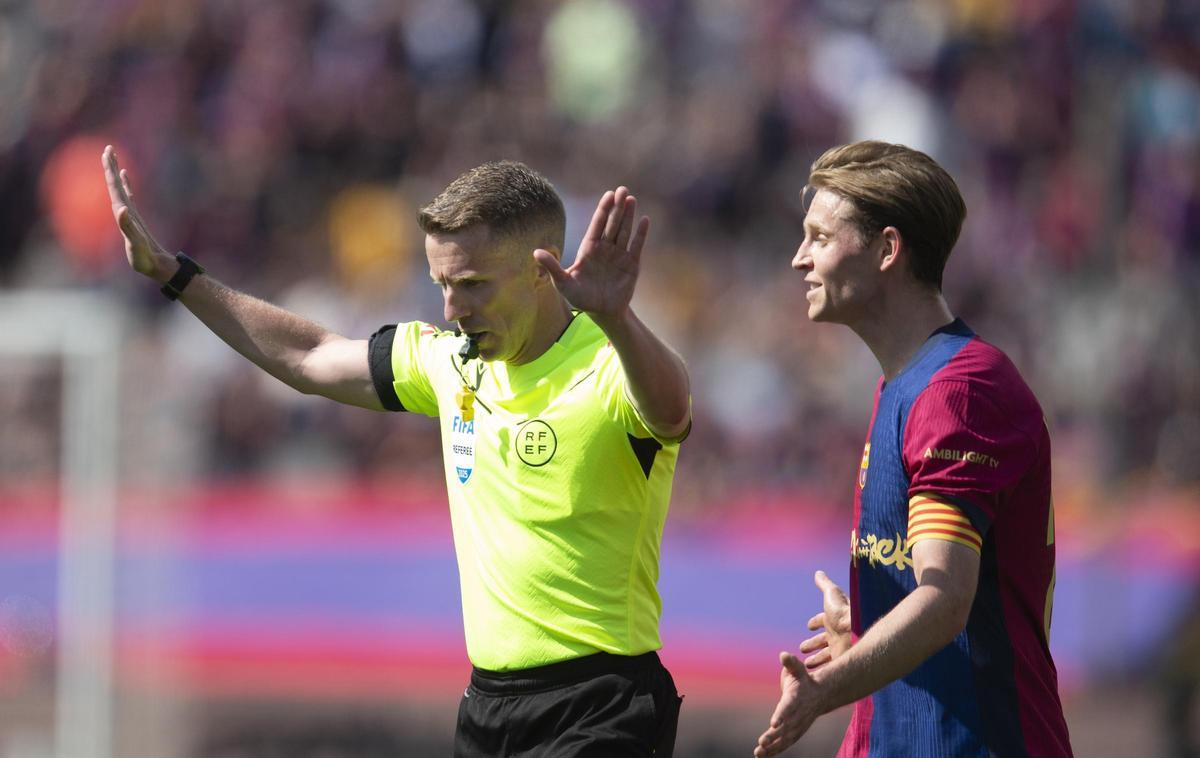 Frenkie de Jong se queja al colegiado canario Hernández Hernández durante el clásico Barça-Madrid en Montjuïc.