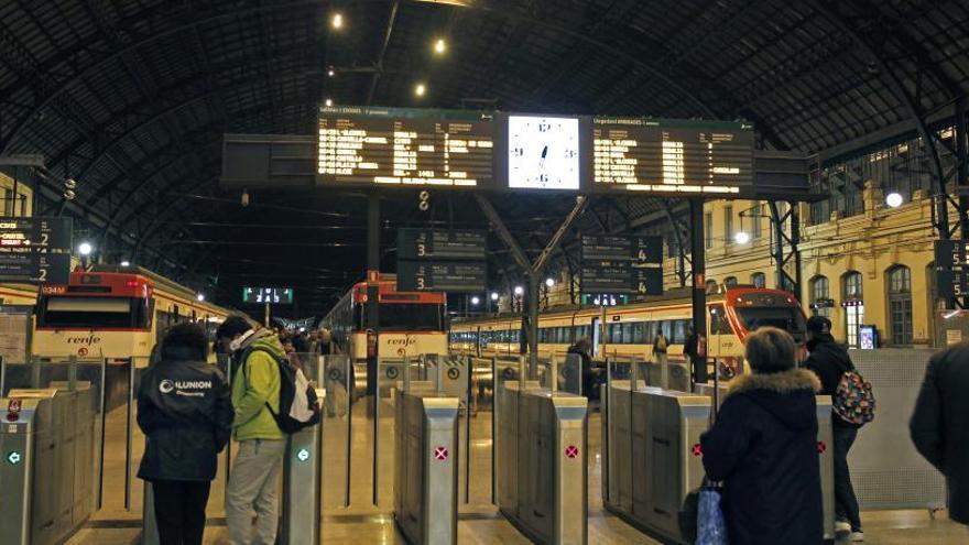 Usuarios de ferrocarril esperan su tren en la Estación del Norte de València.