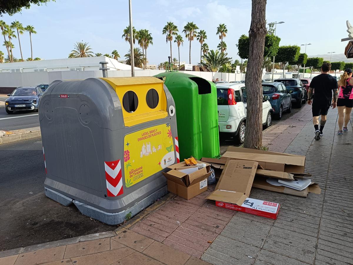 Imagen de los contenedores de basura de la avenida Arquitecto Manuel de la Peña Suárez.