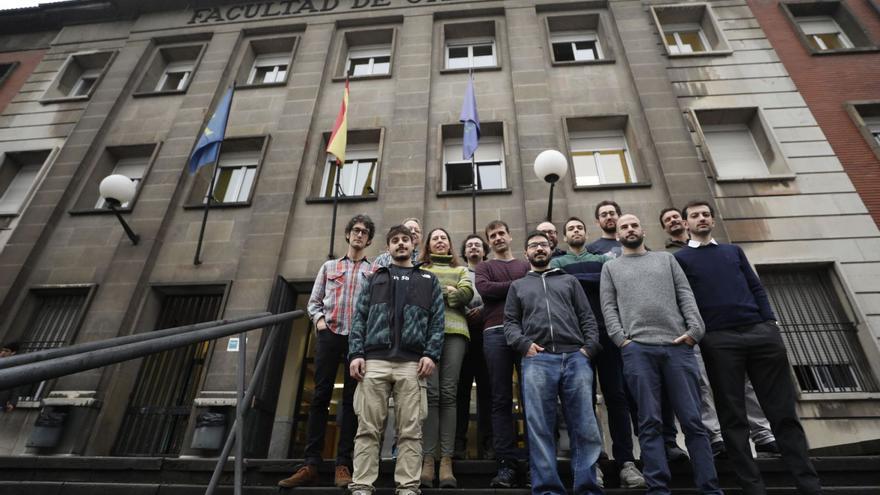 Investigadores del Instituto de Ciencias Espaciales, ante el edificio de la Facultad de Ciencias. | Luisma Murias