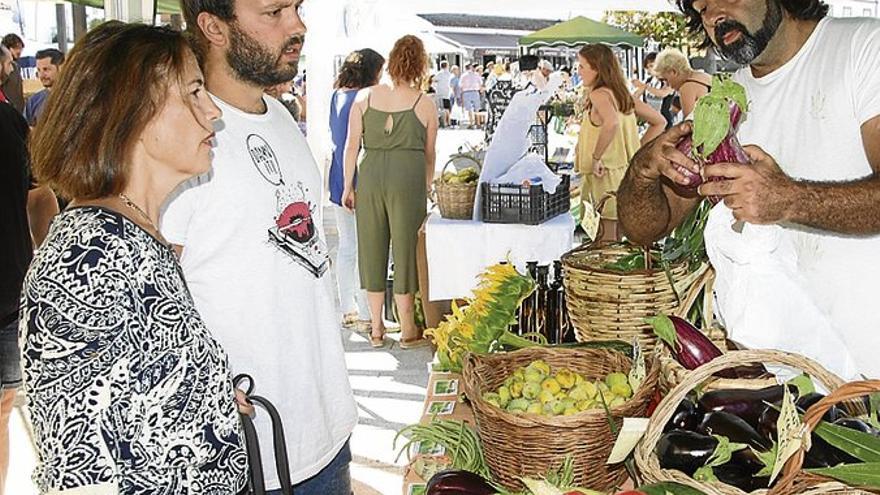 La plaza de Triana se convierte en un mercado comarcal de huerto