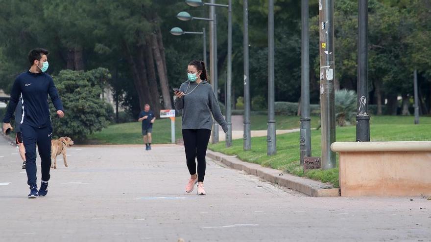 Dos corredores por el antiguo cauce horas antes de que se decretase el estado de alarma.