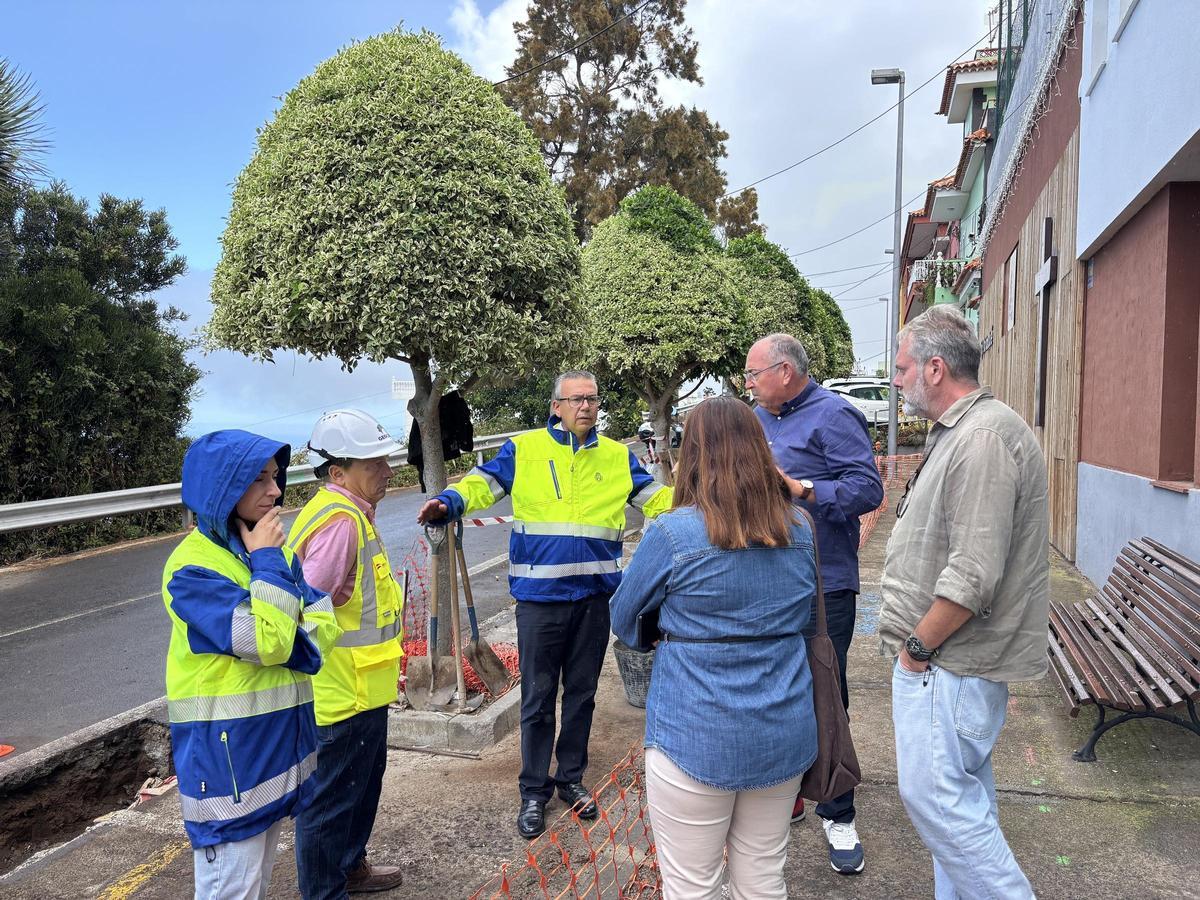 Dámaso Arteaga, de frente, durante una reciente visita de trabajo al municipio de El Sauzal