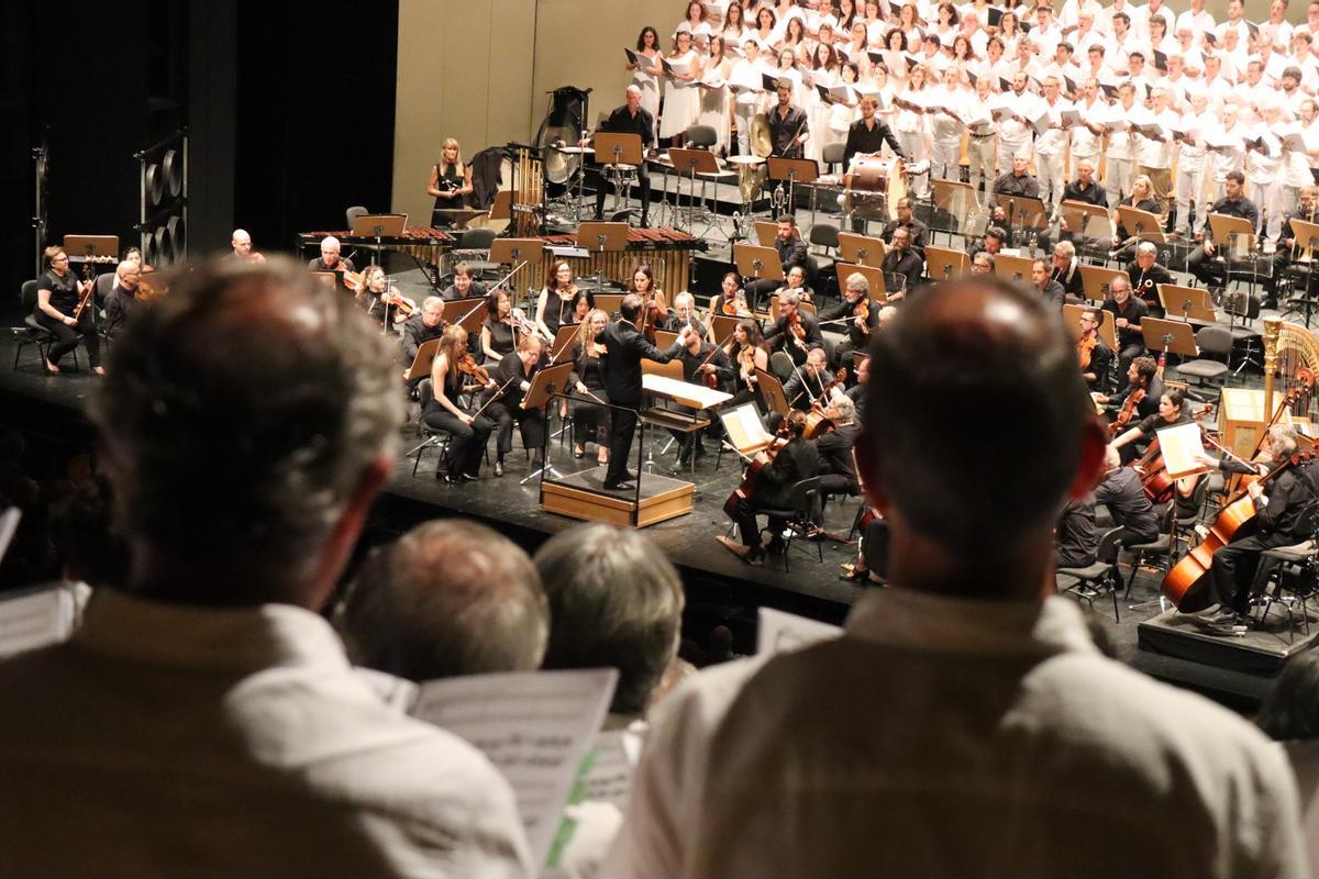 La orquesta y el coro participativo durante el último concierto de la temporada en el Teatro de la Maestranza.