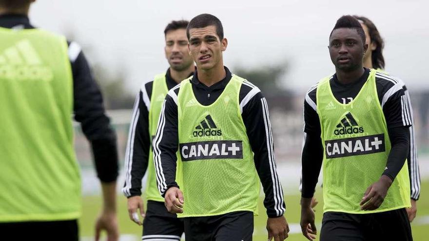 Samuel Araújo, con Levy Madinda, durante un entrenamiento con la primera plantilla del Celta en 2014. // Adrián Irago