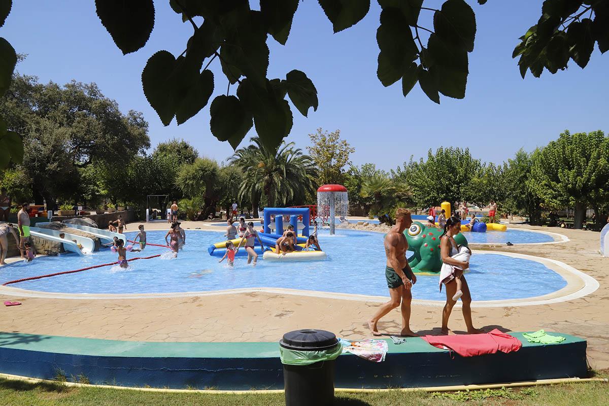 La piscina Assuan, 50 veranos con los cordobeses