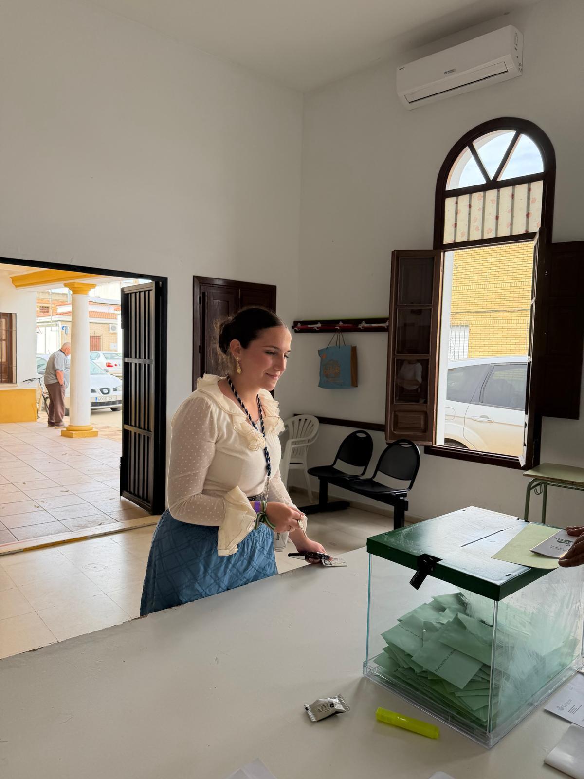 Una joven vestida de rociera vota en Cañada del Rabadán.