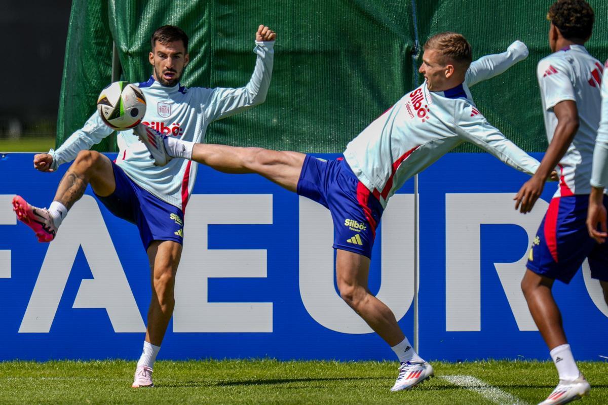 Álex Baena, a la izquierda, durante un entrenamiento de la selección española en esta Eurocopa de Alemania.