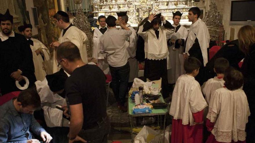 Los voluntarios se preparan en una de las capillas de la Catedral.