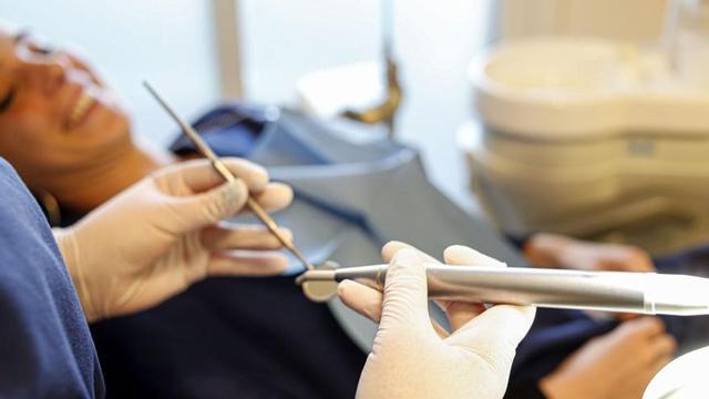 El equipo profesional de IMOI está formado en las técnicas más innovadoras y con un máximo confort para los pacientes. | TONI ESCOBAR
