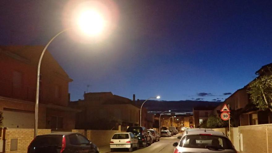 Nova il·luminació del carrer Prat de la Riba.