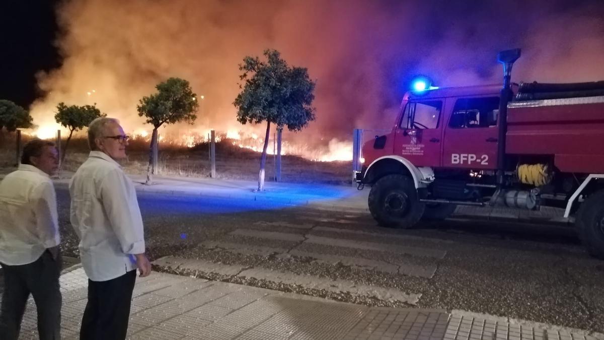 Imagen de archivo de un incendio en un solar abandonado de Córdoba