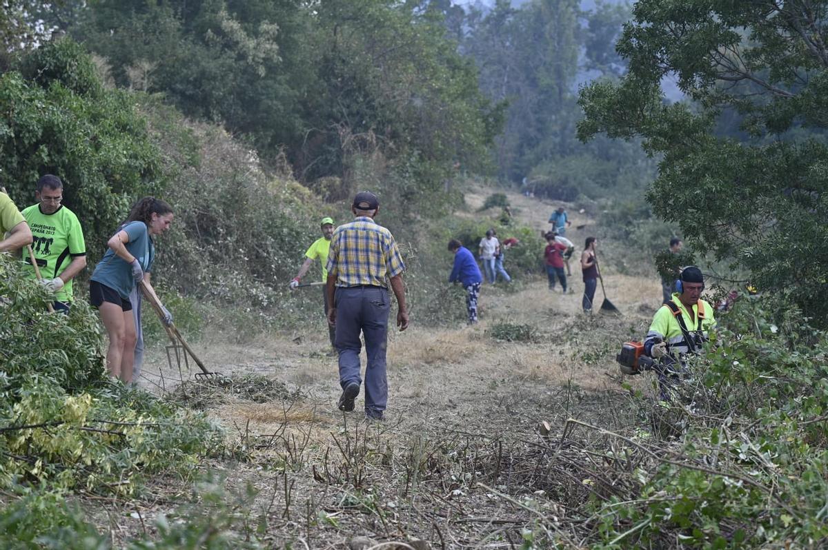 Voluntarios de Baros y Navasa haciendo labores de desbroce para defender sus pueblos