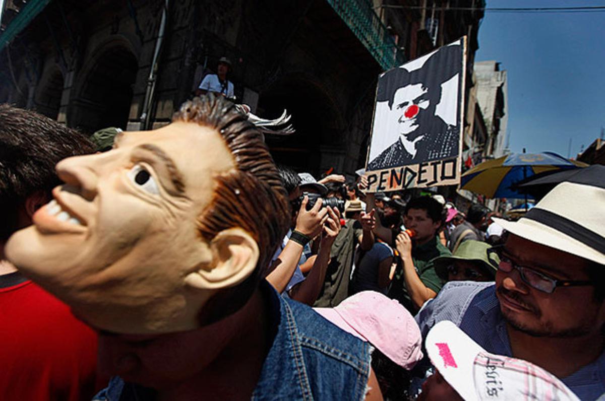 Membres del moviment Yosoy132 amb una imatge del candidat presidencial del PRI, Enrique Peña Nieto, durant una protesta per exigir un equilibri a la cobertura mediàtica de les eleccions presidencials, a Ciutat de Mèxic.
