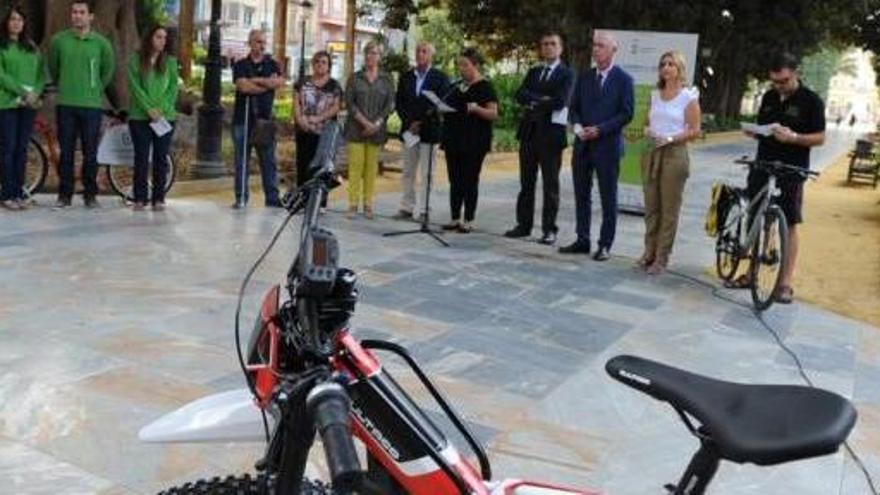 Un momento de la presentación de la Semana de la Movilidad, con Ballesta y los concejales Pérez, Ortiz y Sánchez, al fondo.