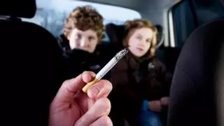 El 40% de los padres fuman en casa: oncólogos y escuelas se alían para sacar el humo de los hogares