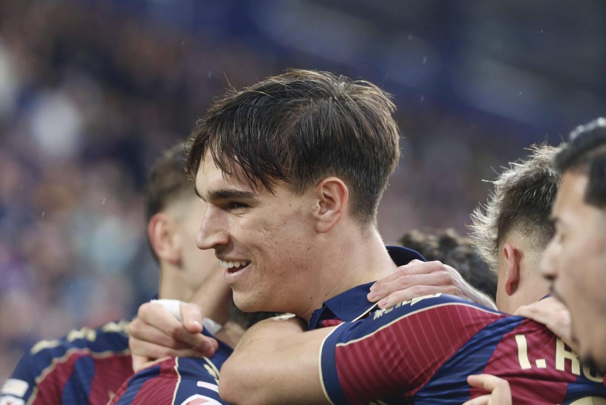 El davanter del Llevant UE Carlos Espí celebra el seu gol contra el Girona, dissabte passat, en el Ciutat de València