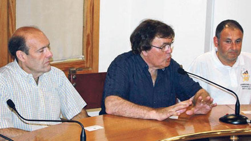 Ramis (i) y López (d) con Miquel Bestard, tras el ascenso a Segunda B del Constancia.