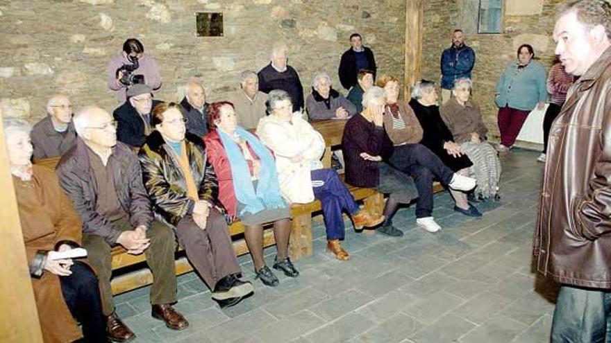 Crespo se reunió ayer con los vecinos de la parroquia de Bendoiro.