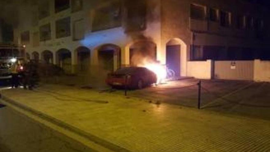 El vehicle cremant en el lloc dels fets.