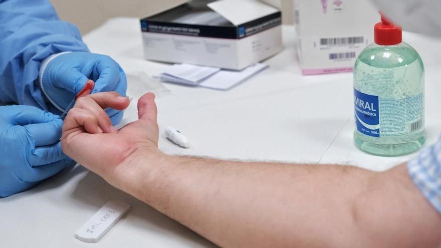 Personal sanitario practica un test del coronavirus.