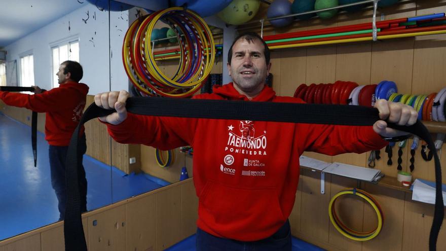 Miguel Cortegoso con un cinturón negro en el gimnasio de su club, el Mace Sport. |  // GUSTAVO SANTOS
