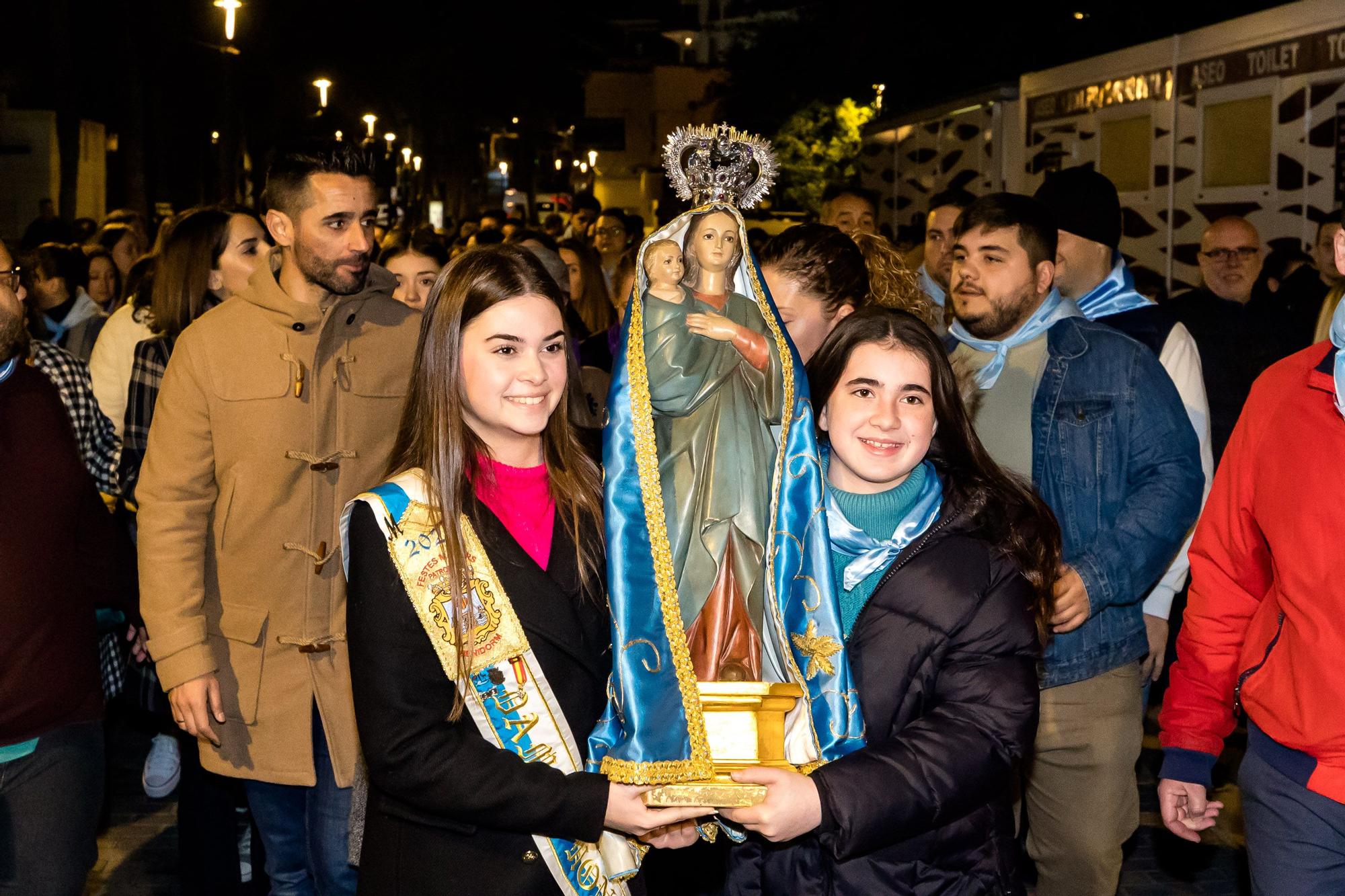 Devoción en Benidorm en la procesión de L'Alba