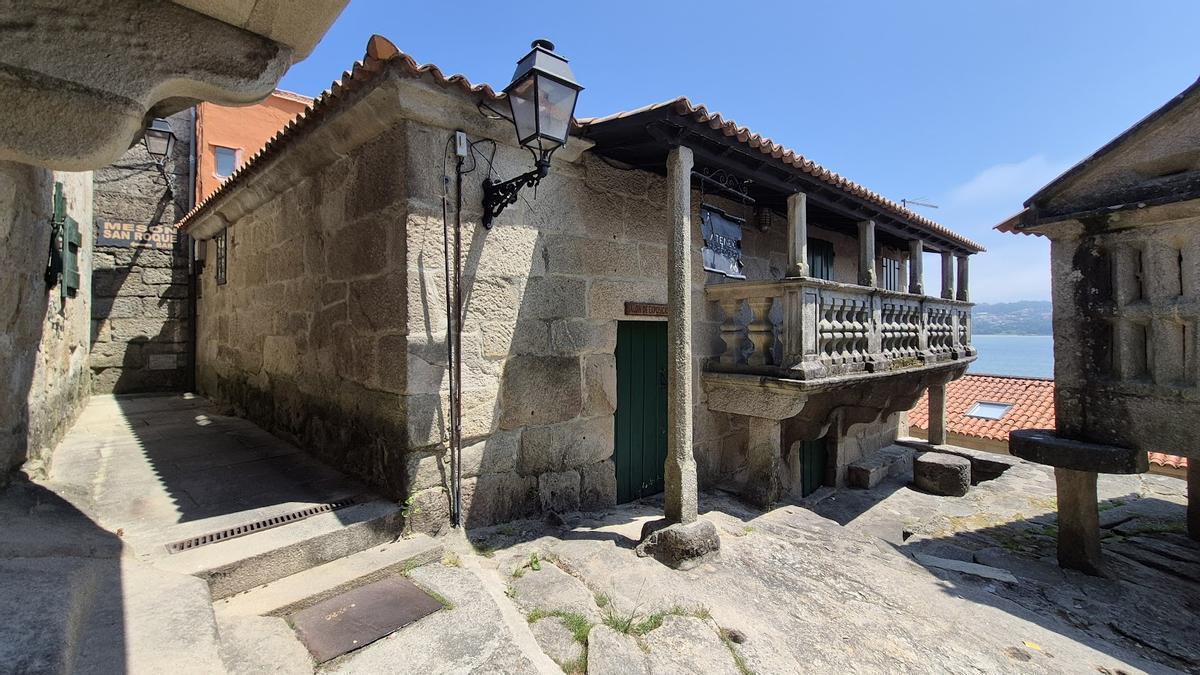 El edificio histórico constituye una joya barroca en pleno centro monumental de Combarro.