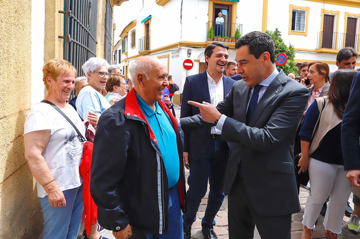 Juanma Moreno vuelve a Córdoba para visitar los Patios