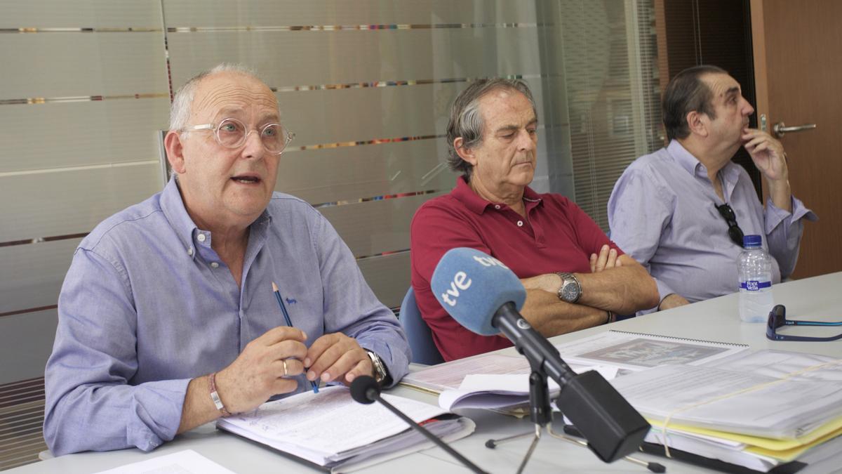 José Antonio Sánchez (izq.), esta mañana en rueda de prensa junto a miembros de su comité ejecutivo