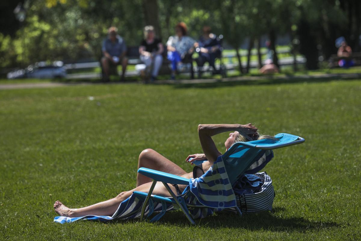 EN IMÁGENES: Asturias sofoca la ola de calor de mayo en la playa