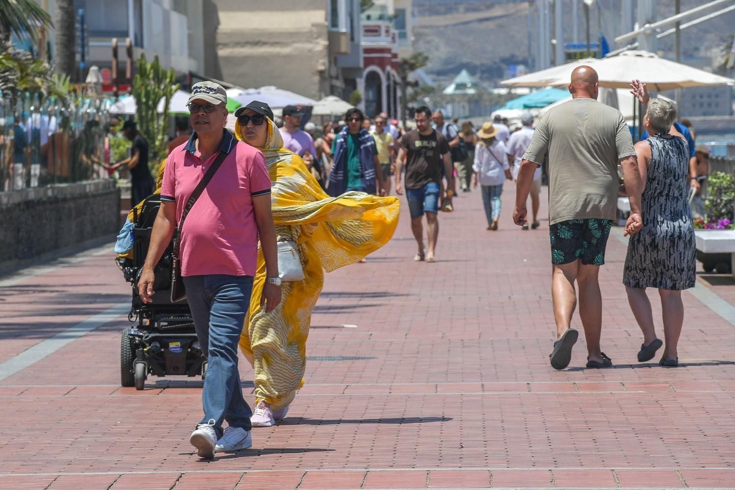 Día de playa en Las Canteras tras la noche de San Juan