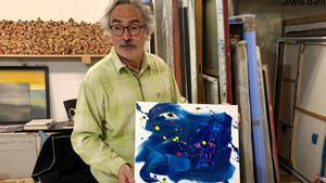 El doctor Jordi Mancebo, en el estudio de pintura El Gimnàs de les Arts.