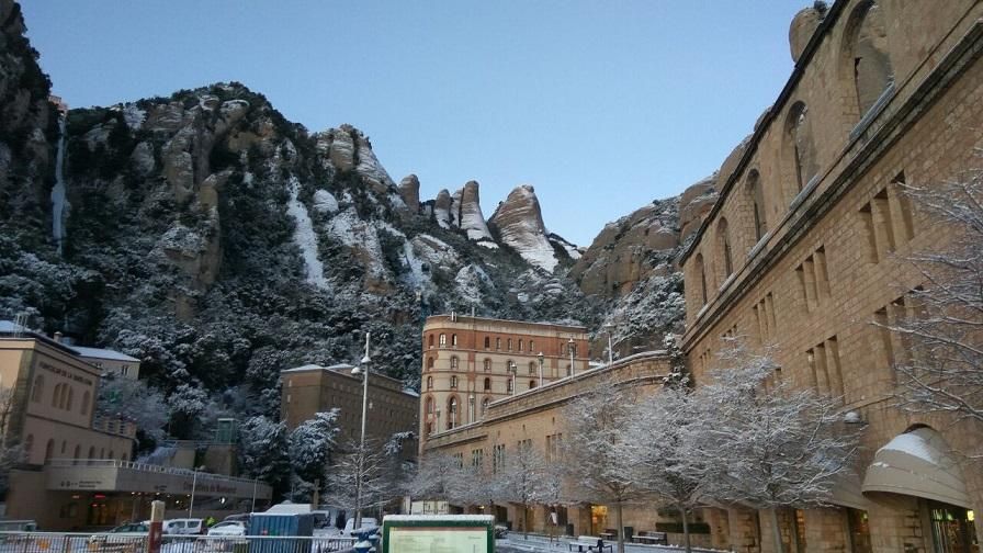 La neu a Montserrat deixa imatges de postal