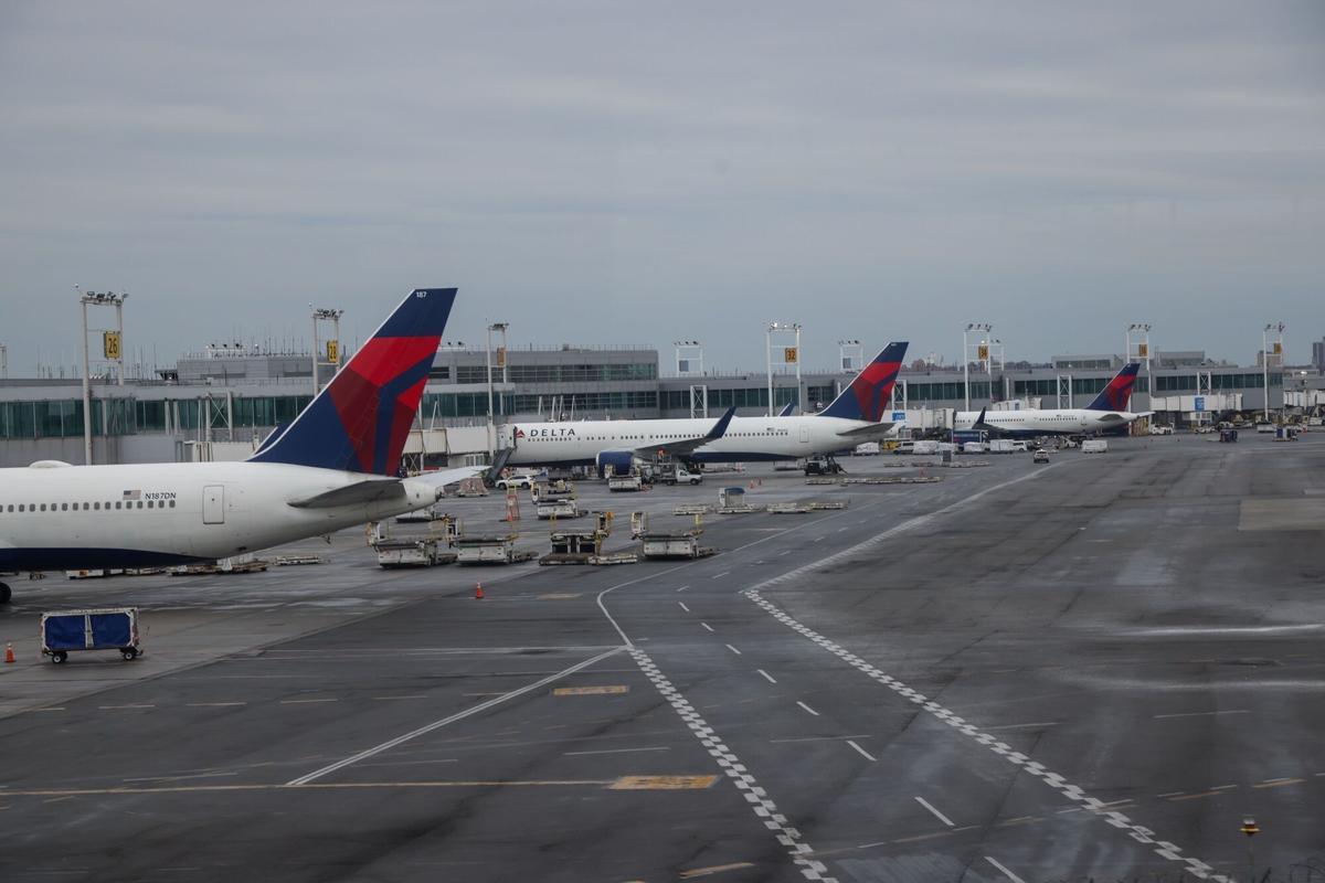 Aviones de Delta Airlines estacionados en la Terminal 4 del Aeropuerto Internacional John F. Kennedy (JFK) en Nueva York, EE. UU., el domingo 1 de marzo de 2026.
