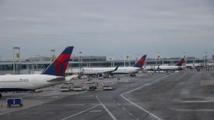Els experts temen una pujada dels preus dels bitllets d’avió per l’encariment del combustible