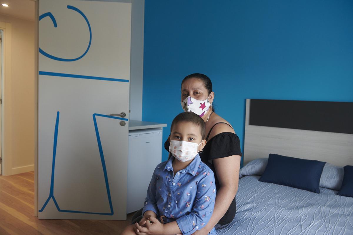 La asociación ofrece a las familias desplazadas un piso de acogida en el que alojarse mientras dure el tratamiento